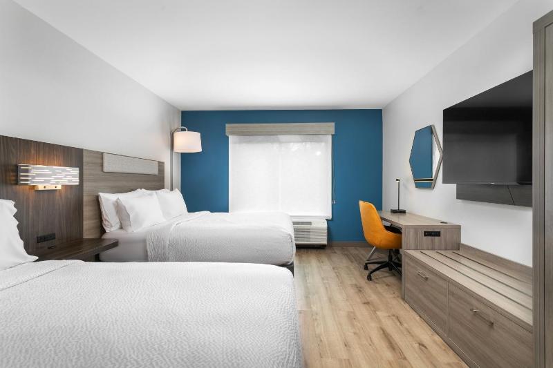 Standard Room with Two Queen Beds image 4