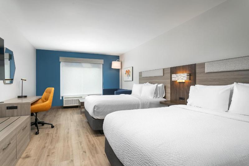 Queen Suite with Two Queen Beds image 2