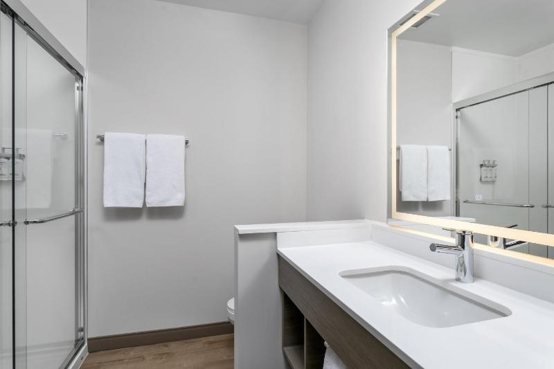 Standard King Room image 4