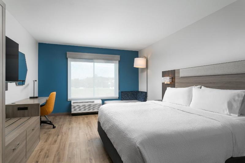 Standard King Room image 2