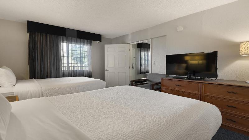 Deluxe Double Room with Two Double Beds image 4