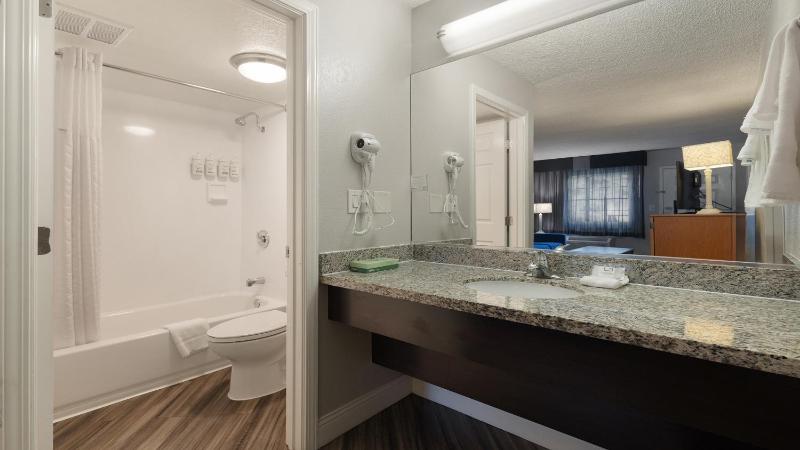 Deluxe Double Room with Two Double Beds image 3