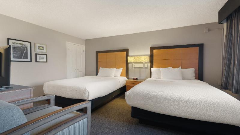 Deluxe Double Room with Two Double Beds image 2