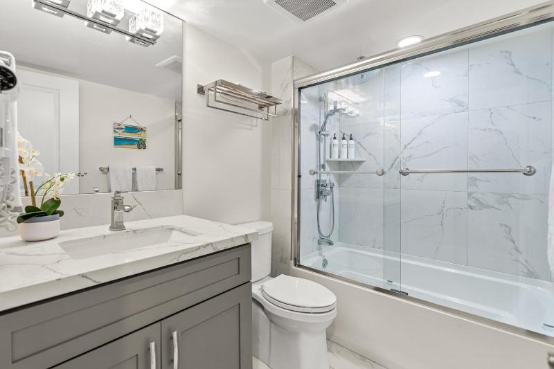 Rear Ocean View 2 Bedroom Single Level Condo at Kamaole Sands 9-305 - image 9