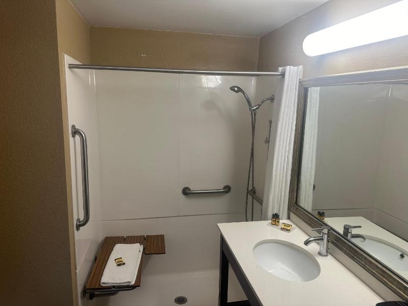 King Room with Roll In Shower - Mobility/Hearing Accessible - Non-Smoking image 4