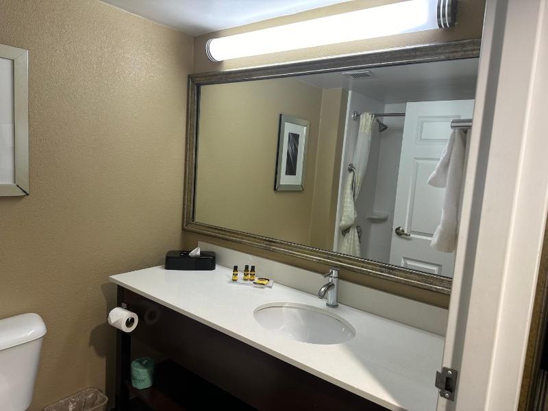 Queen Room with Two Queen Beds and Bathtub w/Grab Bars - Mobility/Hearing Accessible - Non-Smoking image 4