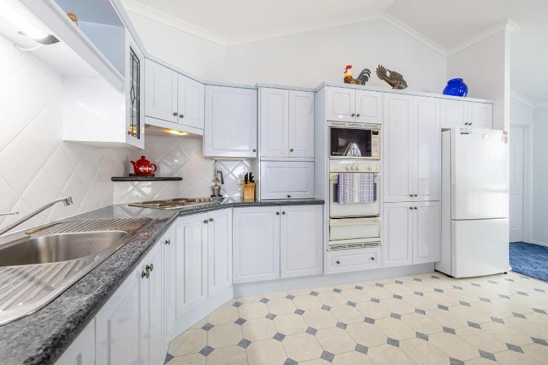 Tah Villa 1 68 Marine Dr - stunning views linen and air con - image 28