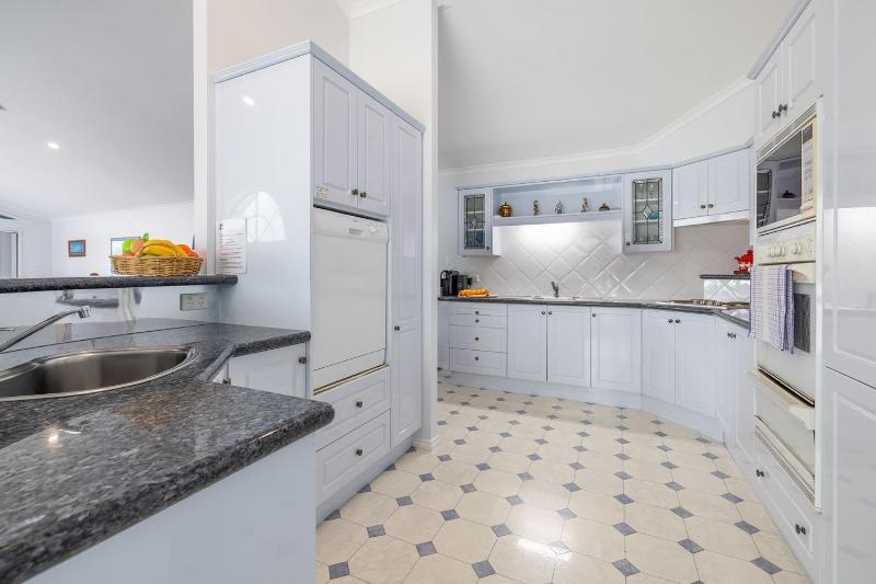 Tah Villa 1 68 Marine Dr - stunning views linen and air con - image 31