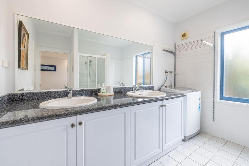 Tah Villa 1 68 Marine Dr - stunning views linen and air con - image 36