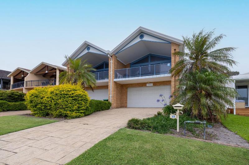 Tah Villa 1 68 Marine Dr - stunning views linen and air con - image 33