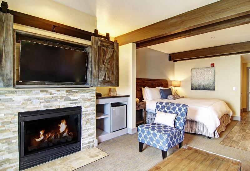 King Room with Spa Bath image 4