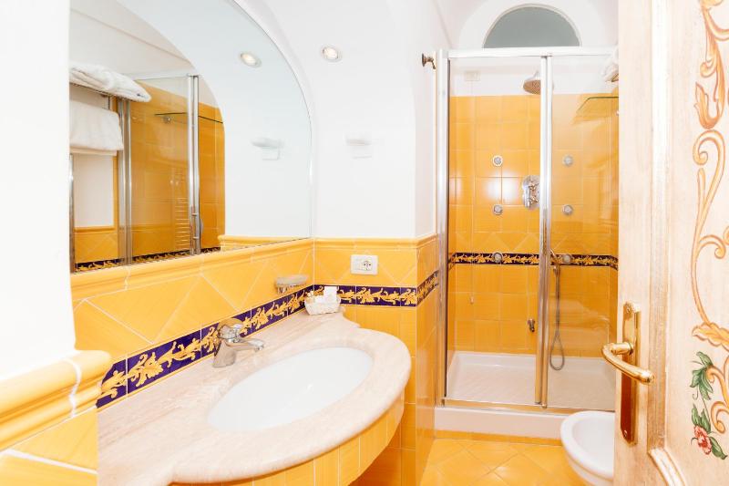 Deluxe Triple Room with Sea View image 2