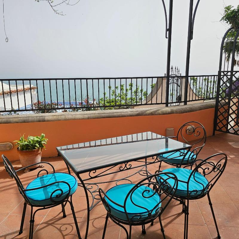 Family Room with Sea View image 2