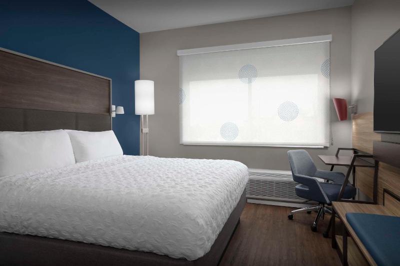 King Room with Walk-In Shower image 1