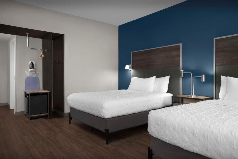 Queen Room with Two Queen Beds and Roll-In Shower - Disability Access image 1