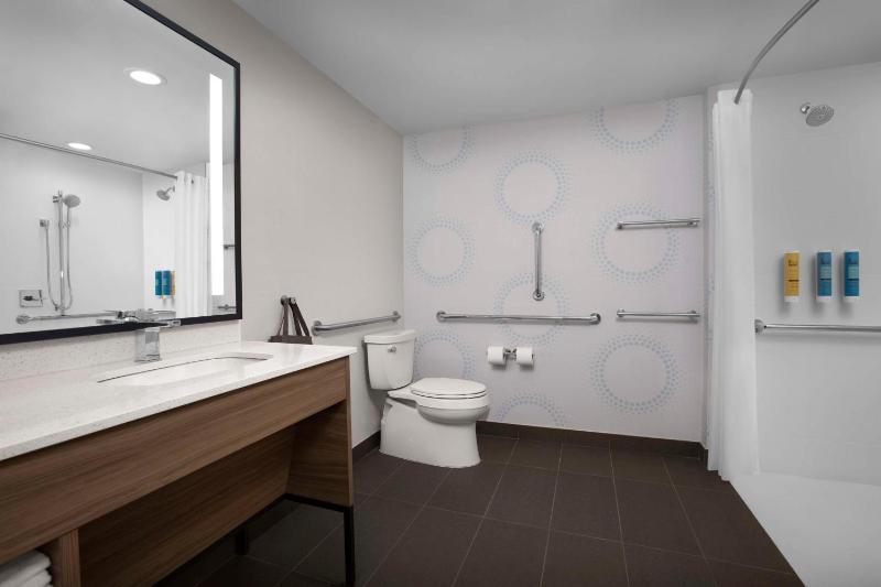 Queen Room with Two Queen Beds and Roll-In Shower - Disability Access image 3