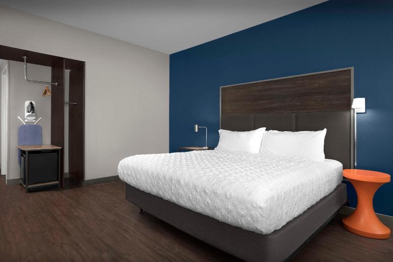 King Room with Roll-In Shower - Mobility Access image 3