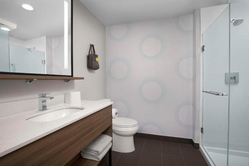 King Room with Walk-In Shower image 2