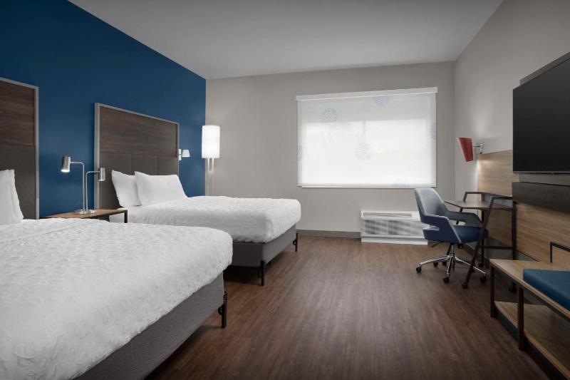 Queen Room with Two Queen Beds and Roll-In Shower - Disability Access image 4