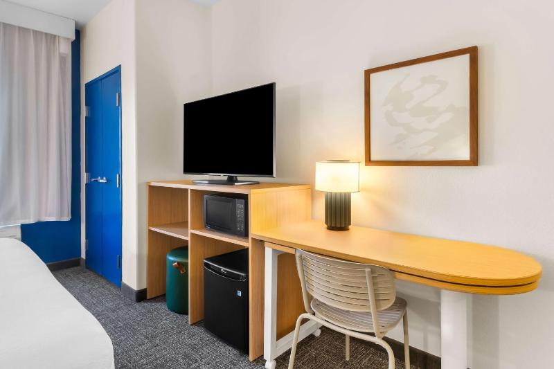 King Room with Roll-In Shower - Mobility Access image 4