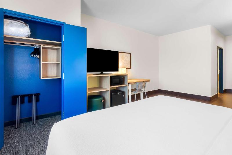 King Room with Sofa Bed - Non-Smoking image 3