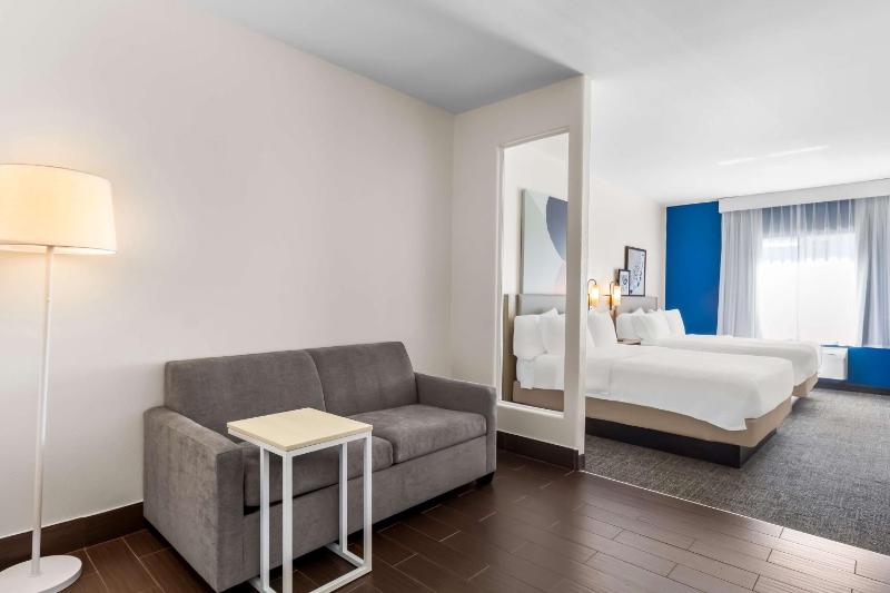 Queen Room with Two Queen Beds and Sofa Bed image 2