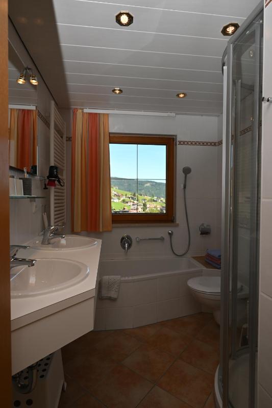 One-Bedroom Apartment with Balcony and Mountain View   image 2