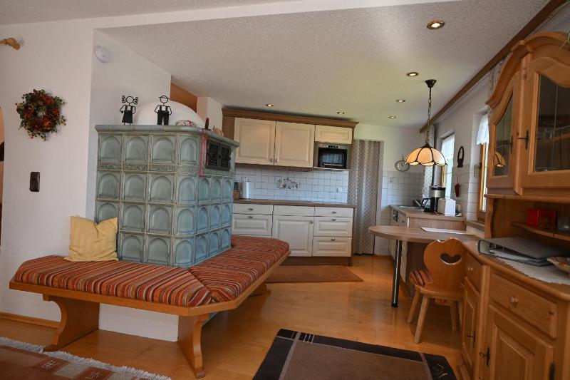 One-Bedroom Apartment with Balcony and Mountain View   image 1