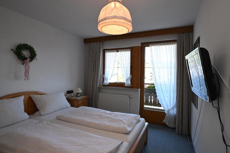 One-Bedroom Apartment with Balcony and Mountain View   image 4