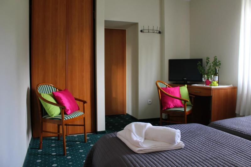 Twin Room image 3