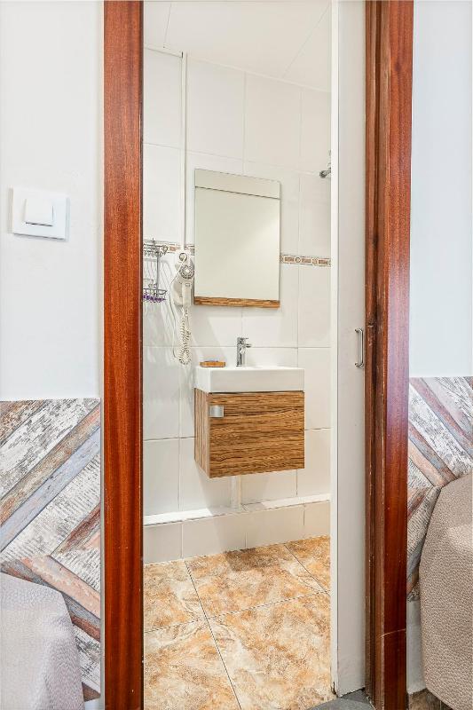 Twin Room with Private Bathroom image 2