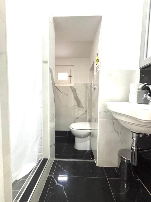 Economy Double Room image 2