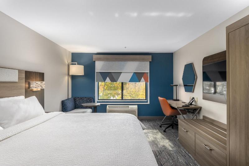 Standard King Room image 3