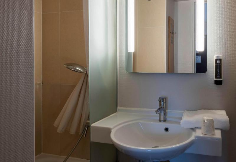 Twin Room - Non-Smoking image 1