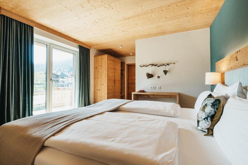 Double Room with Balcony image 3