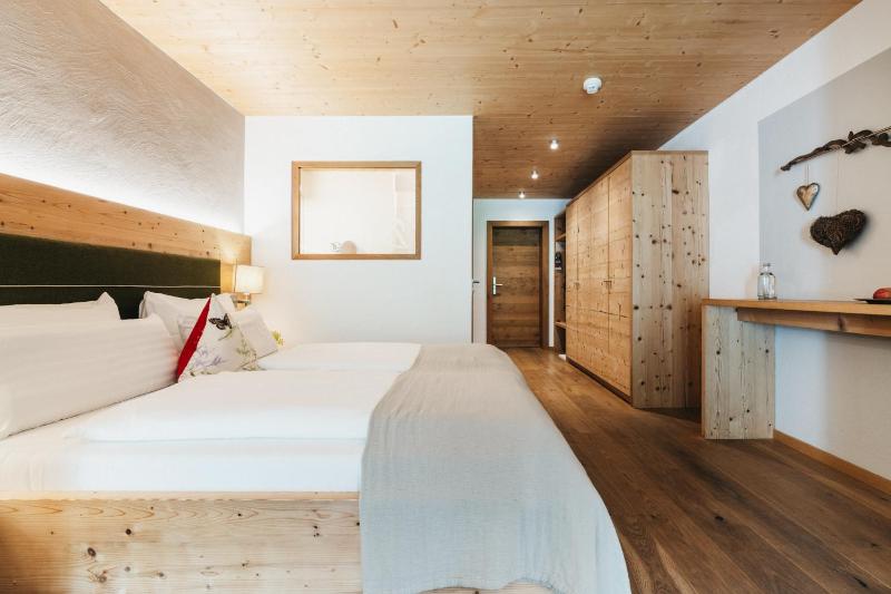Superior Double Room with Balcony image 4