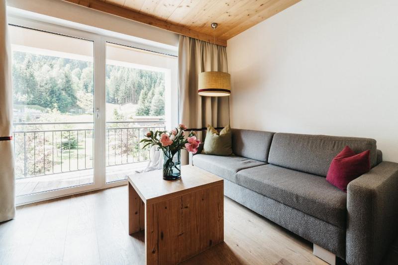 Superior Double Room with Balcony image 3