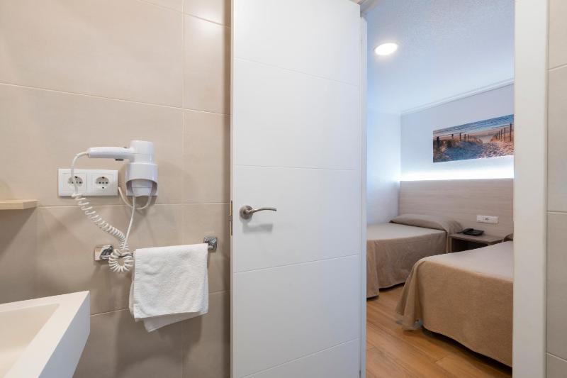 Deluxe Twin Room image 2