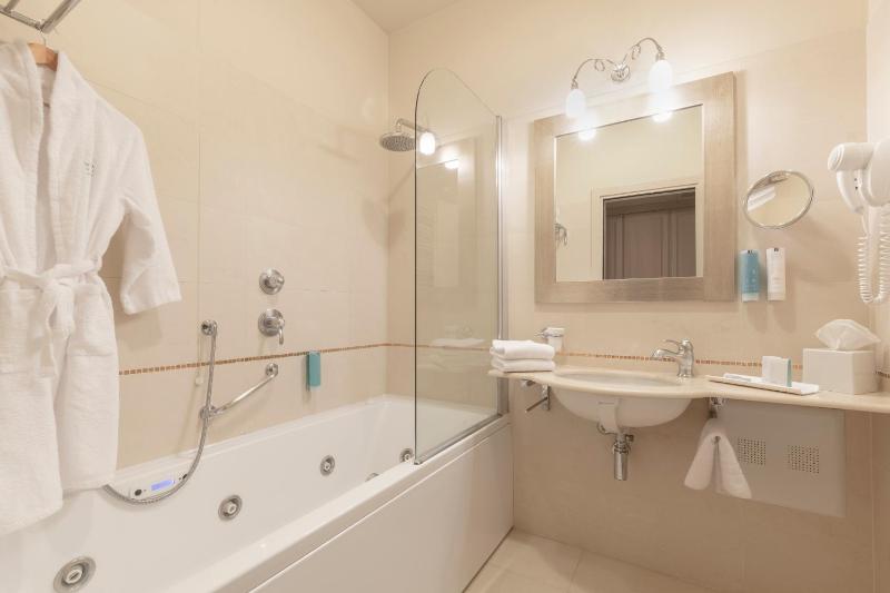 Suite with Balcony and Lake View image 2