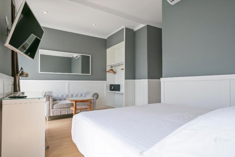 Superior Double Room with View to the Square image 1