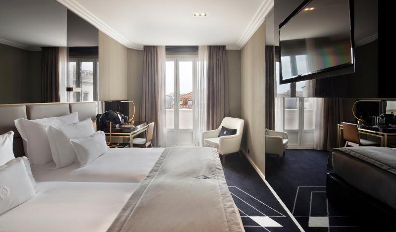 Deluxe Double or Twin Room image 3