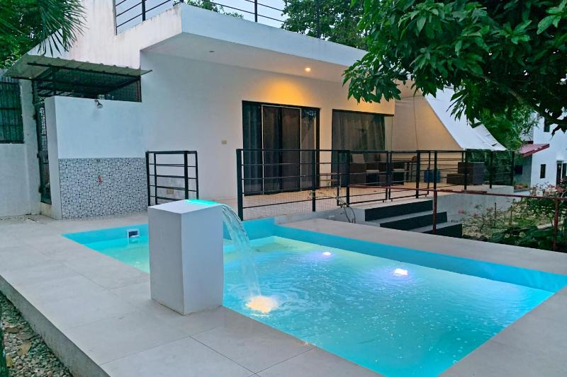 Designer Villa in beautiful garden with pool - image 19