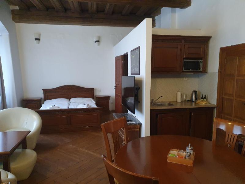 Deluxe One-Bedroom Apartment (4 Adults) image 2