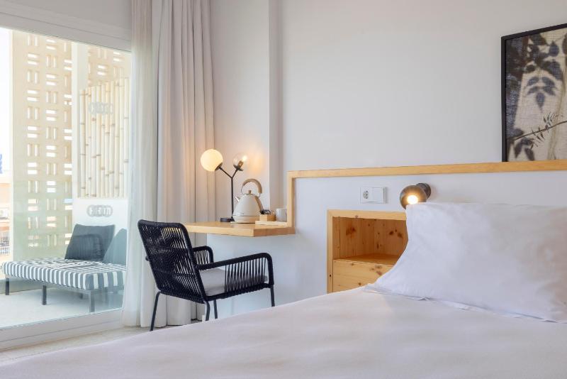 Double or Twin Room with Balcony image 3