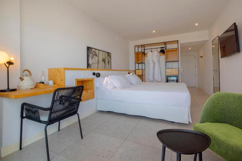 Double or Twin Room with Balcony image 4