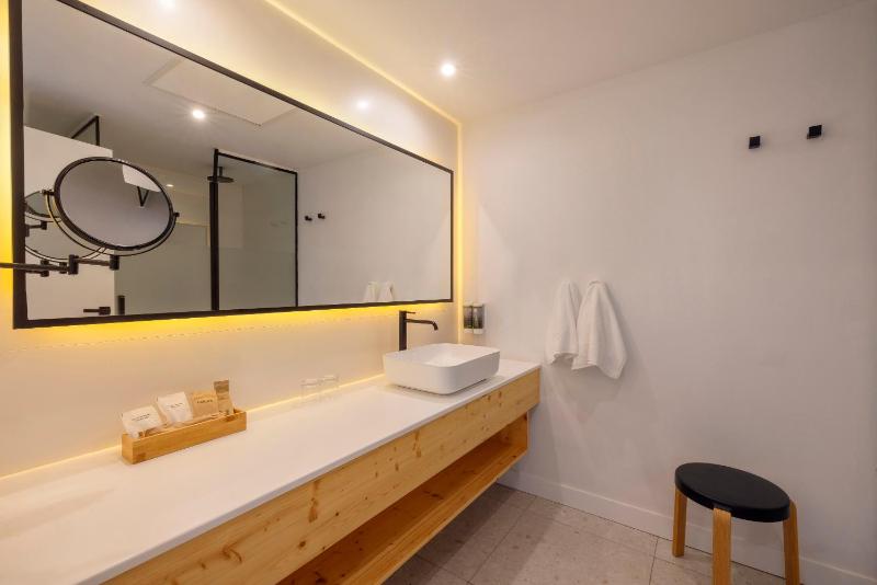 Double or Twin with Balcony and Partial Sea View image 4