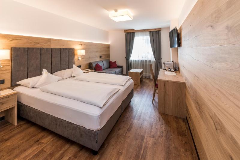 Standard Double or Twin Room image 4