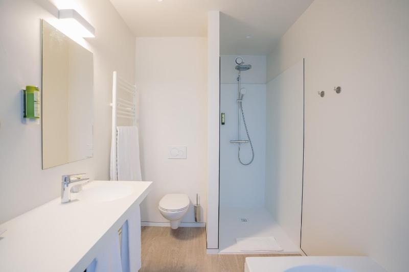 Deluxe Double or Twin Room with Harbor View image 3