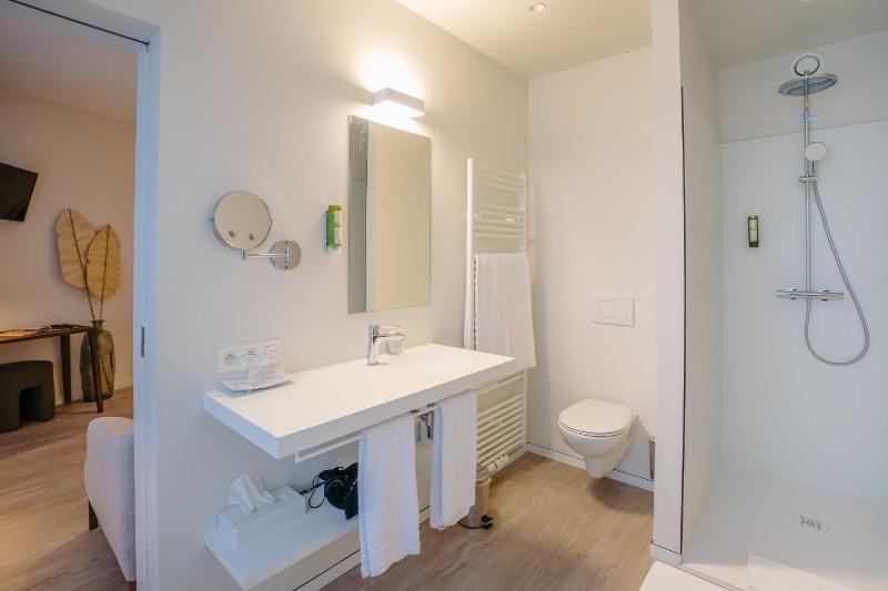 Deluxe Double or Twin Room with Harbor View image 4