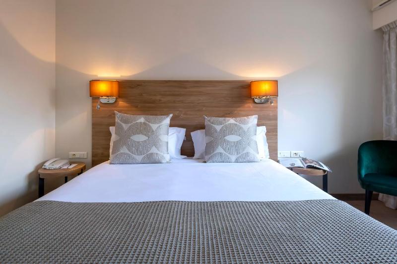 Classic Double or Twin Room image 4